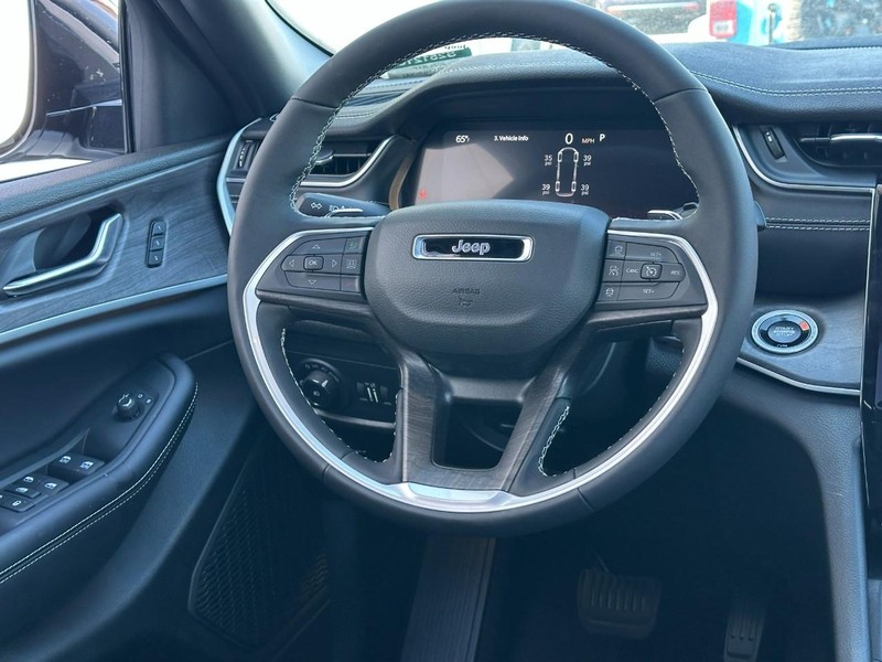 Jeep Grand Cherokee L Vehicle Full-screen Gallery Image 9