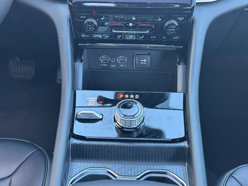 Jeep Grand Cherokee L Vehicle Full-screen Gallery Image 11