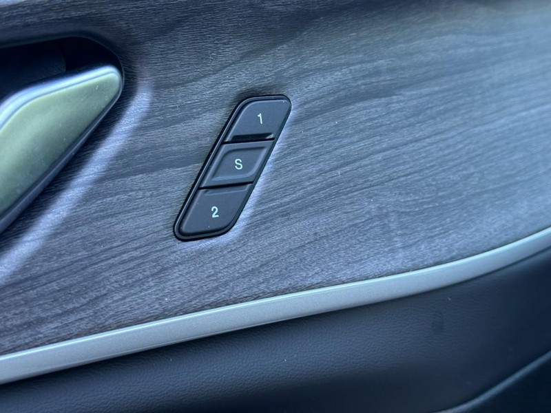 Jeep Grand Cherokee L Vehicle Full-screen Gallery Image 13