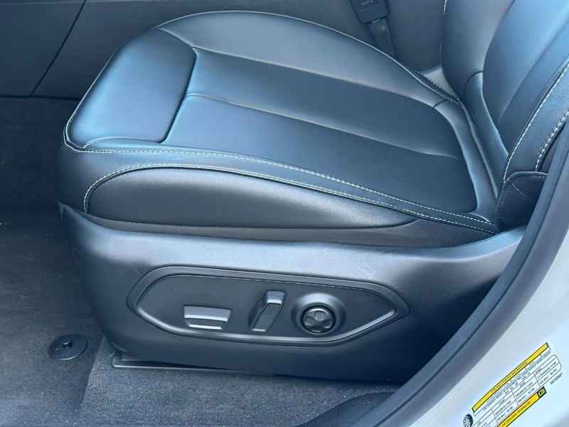 Jeep Grand Cherokee L Vehicle Full-screen Gallery Image 14