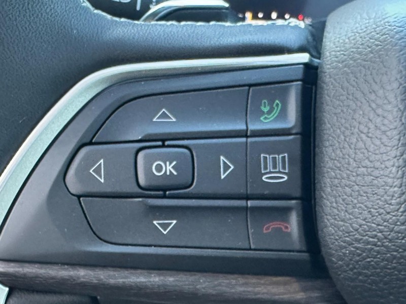 Jeep Grand Cherokee L Vehicle Full-screen Gallery Image 15