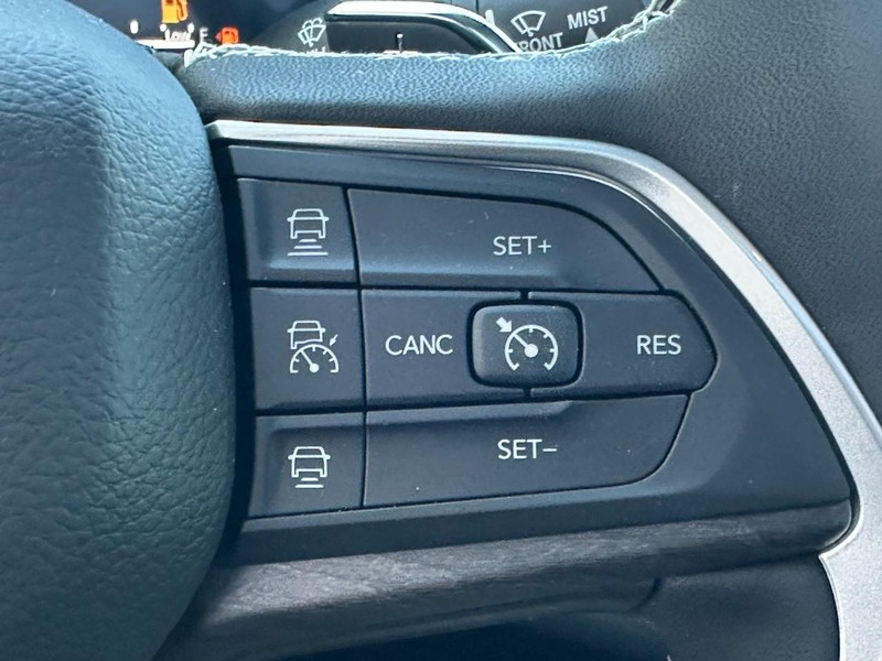 Jeep Grand Cherokee L Vehicle Full-screen Gallery Image 16