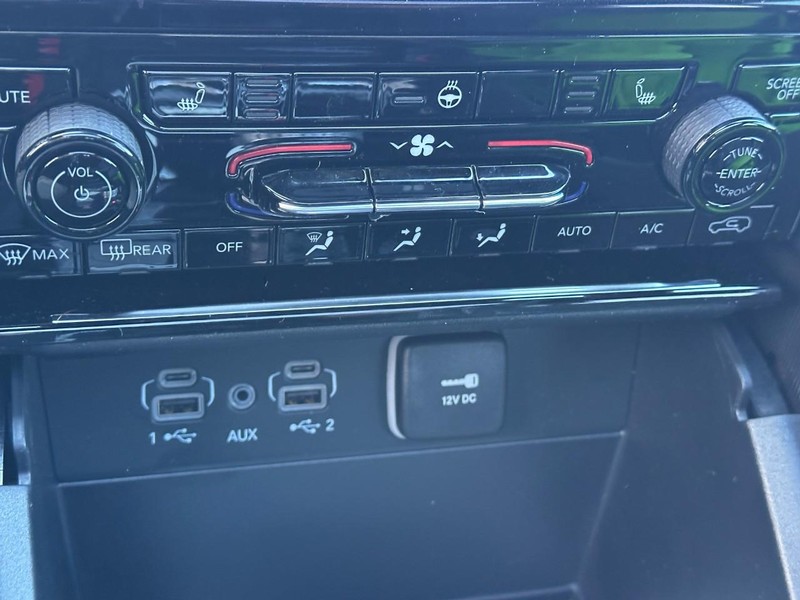 Jeep Grand Cherokee L Vehicle Full-screen Gallery Image 17