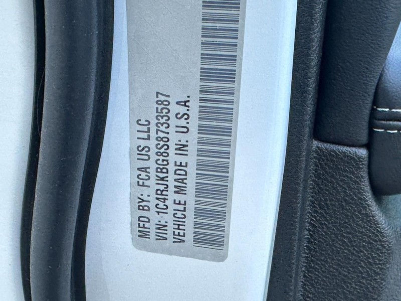 Jeep Grand Cherokee L Vehicle Full-screen Gallery Image 19