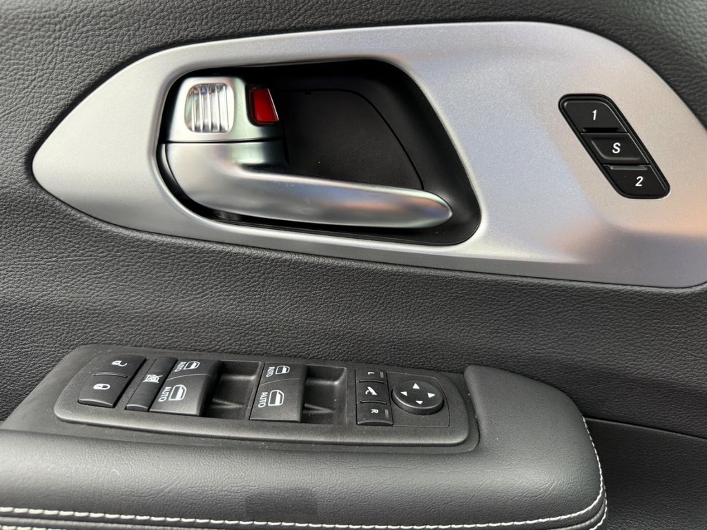Chrysler Pacifica Vehicle Full-screen Gallery Image 4