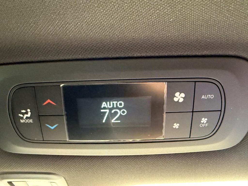 Chrysler Pacifica Vehicle Full-screen Gallery Image 14