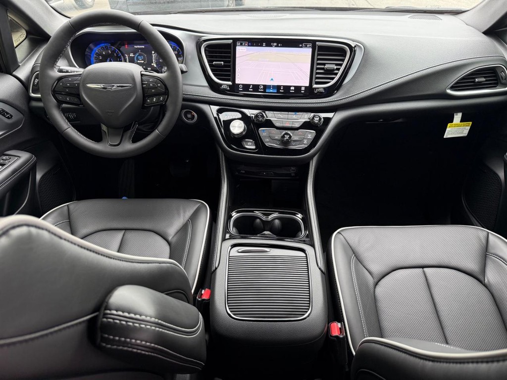 Chrysler Pacifica Vehicle Full-screen Gallery Image 16