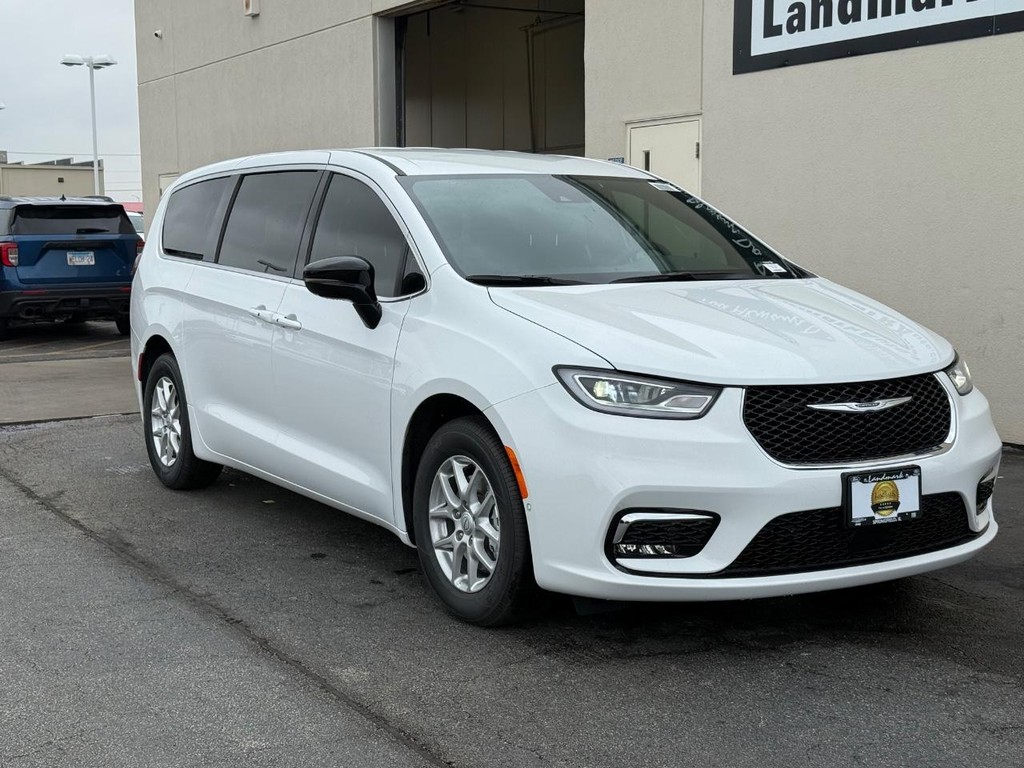 Chrysler Pacifica Vehicle Full-screen Gallery Image 2