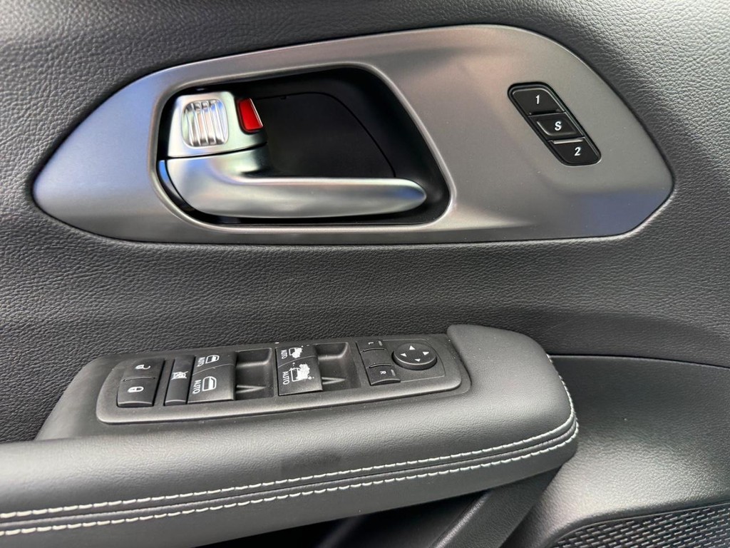 Chrysler Pacifica Vehicle Full-screen Gallery Image 4