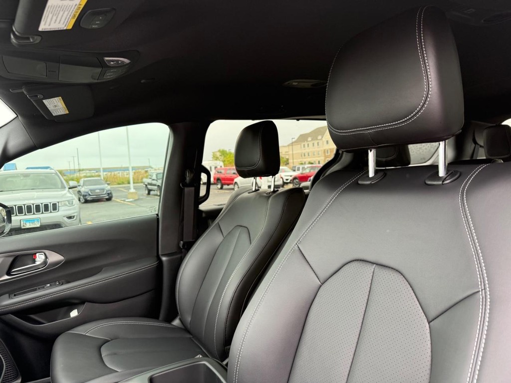 Chrysler Pacifica Vehicle Full-screen Gallery Image 5