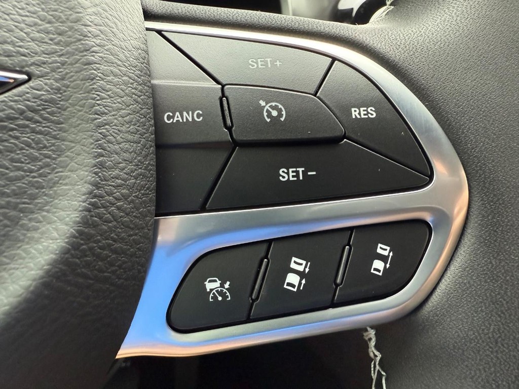 Chrysler Pacifica Vehicle Full-screen Gallery Image 7