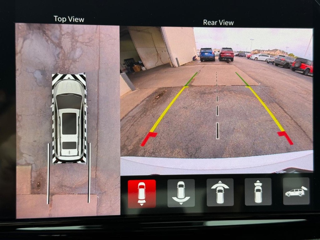 Chrysler Pacifica Vehicle Full-screen Gallery Image 8