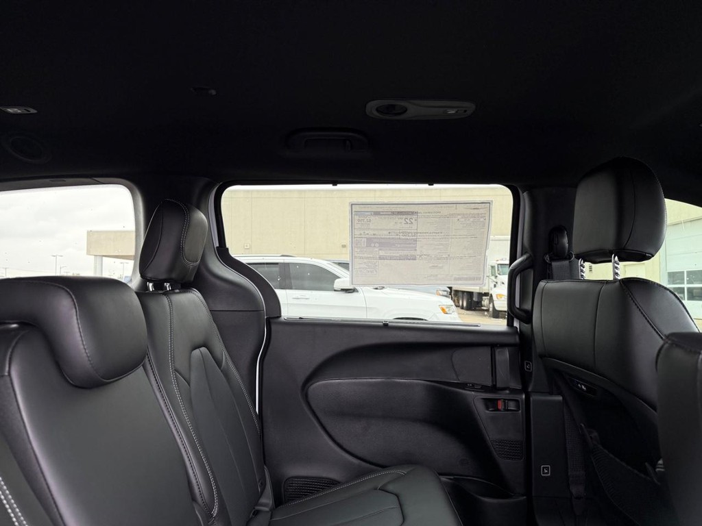 Chrysler Pacifica Vehicle Full-screen Gallery Image 10