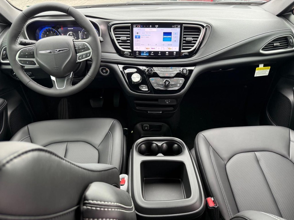 Chrysler Pacifica Vehicle Full-screen Gallery Image 13