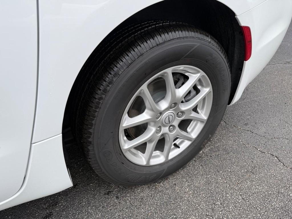 Chrysler Pacifica Vehicle Full-screen Gallery Image 17