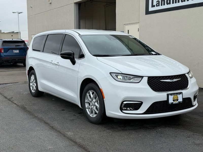 Chrysler Pacifica Vehicle Full-screen Gallery Image 2