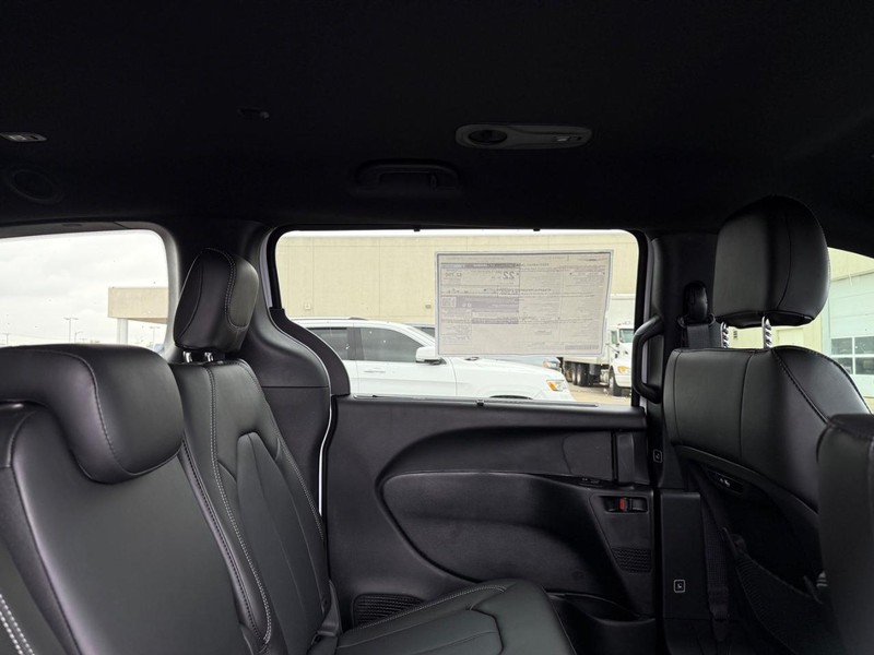 Chrysler Pacifica Vehicle Full-screen Gallery Image 10