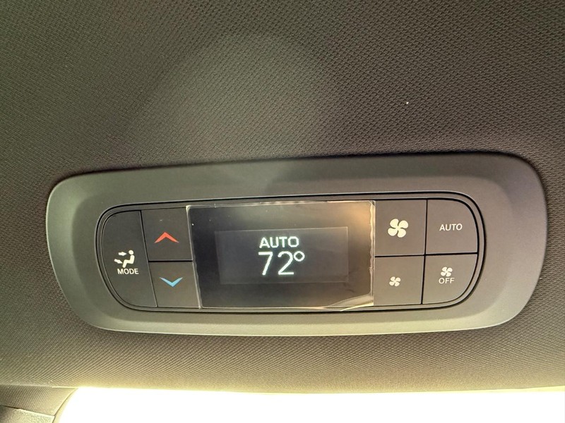 Chrysler Pacifica Vehicle Full-screen Gallery Image 11