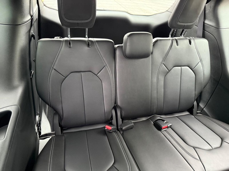 Chrysler Pacifica Vehicle Full-screen Gallery Image 12