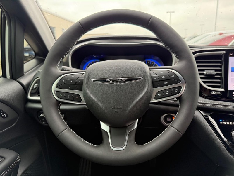 Chrysler Pacifica Vehicle Full-screen Gallery Image 14