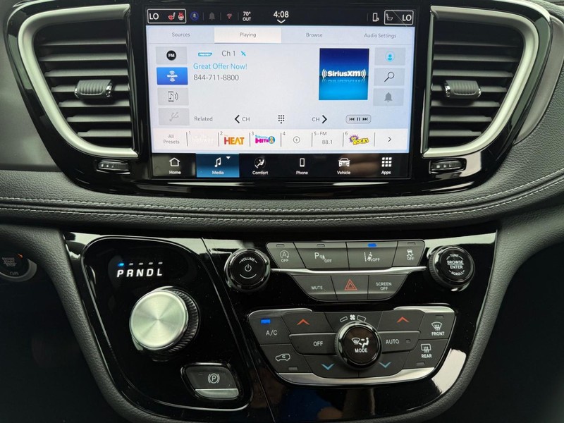 Chrysler Pacifica Vehicle Full-screen Gallery Image 15