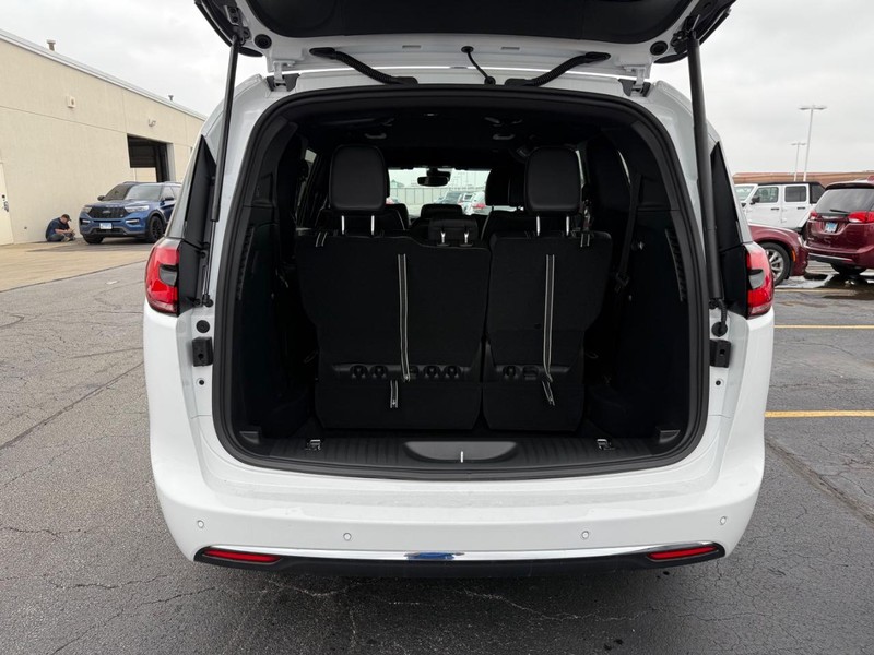 Chrysler Pacifica Vehicle Full-screen Gallery Image 16