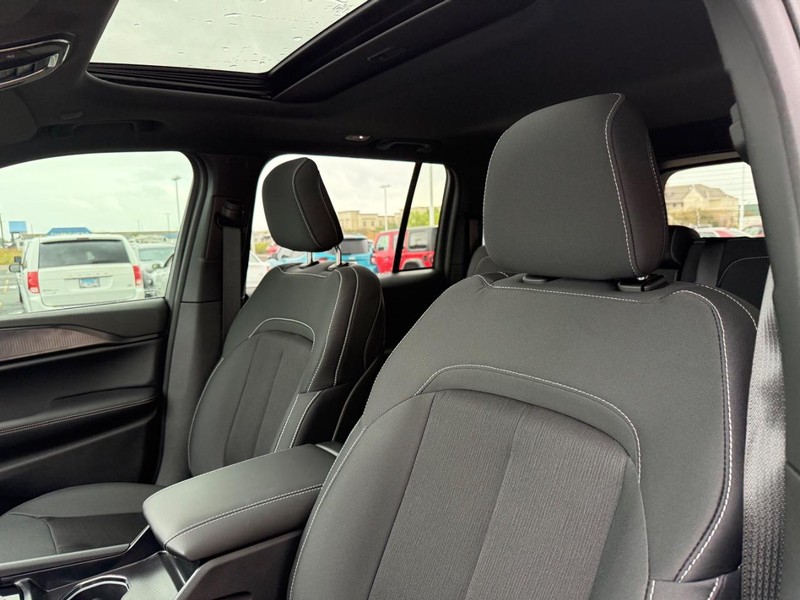 Jeep Grand Cherokee Vehicle Full-screen Gallery Image 5