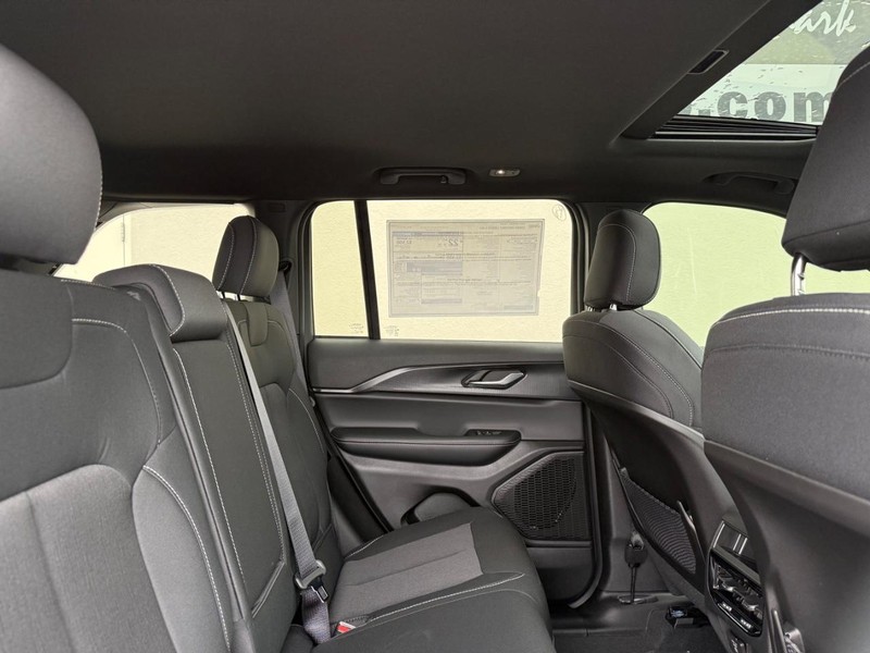 Jeep Grand Cherokee Vehicle Full-screen Gallery Image 10