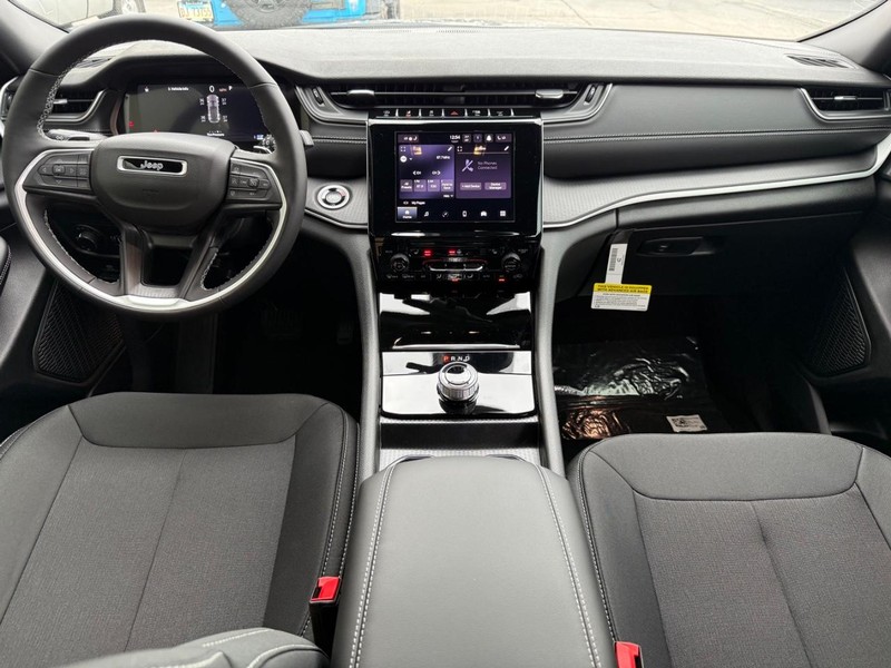 Jeep Grand Cherokee Vehicle Full-screen Gallery Image 11