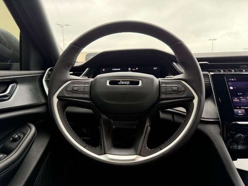 Jeep Grand Cherokee Vehicle Full-screen Gallery Image 12