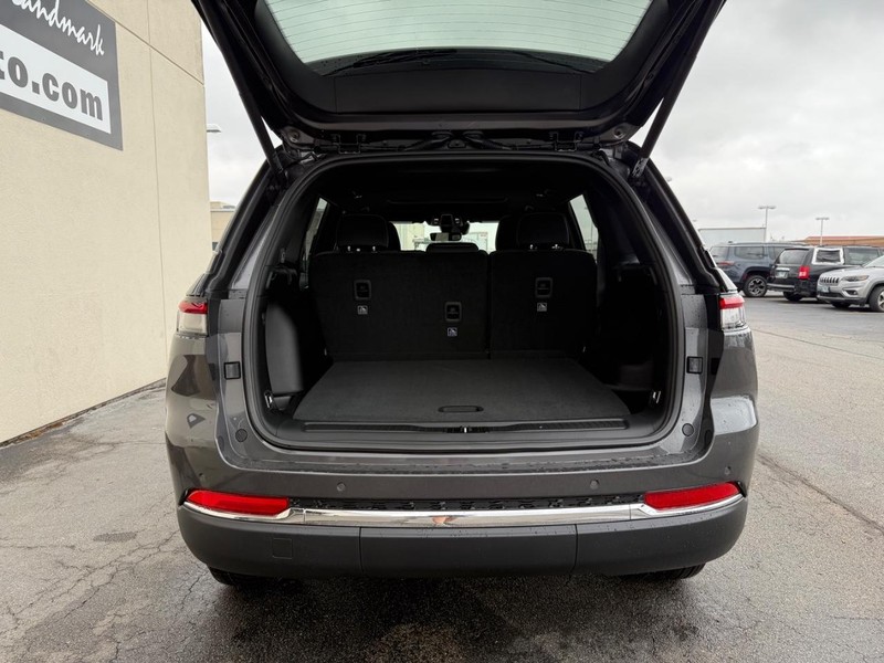 Jeep Grand Cherokee Vehicle Full-screen Gallery Image 14