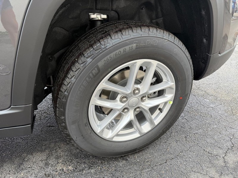 Jeep Grand Cherokee Vehicle Full-screen Gallery Image 15