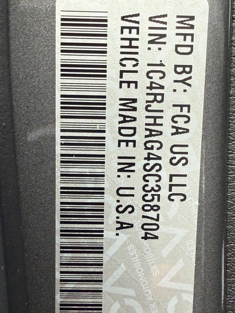 Jeep Grand Cherokee Vehicle Full-screen Gallery Image 16