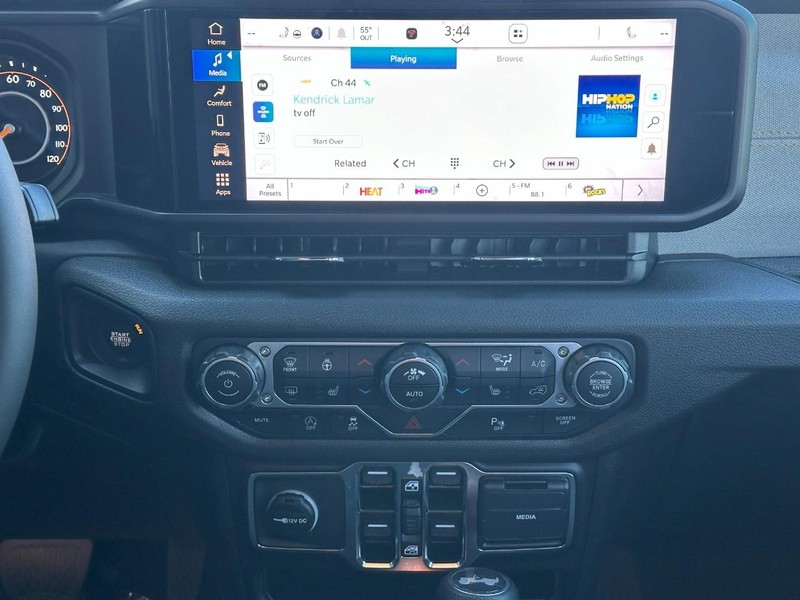 Jeep Wrangler Vehicle Full-screen Gallery Image 7