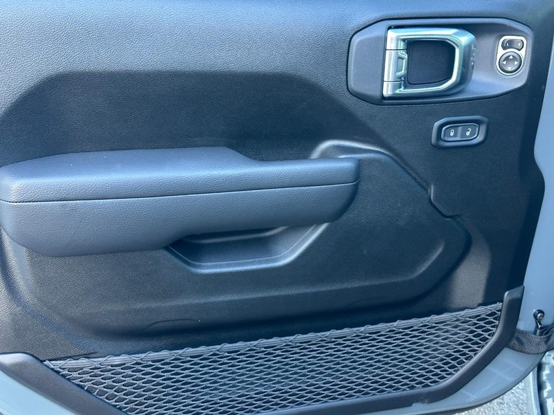 Jeep Wrangler Vehicle Full-screen Gallery Image 10