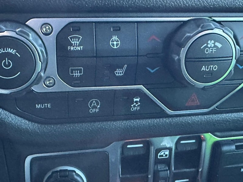 Jeep Wrangler Vehicle Full-screen Gallery Image 15