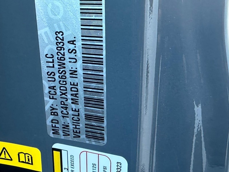 Jeep Wrangler Vehicle Full-screen Gallery Image 17