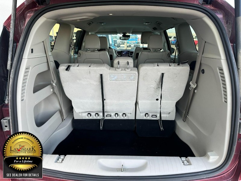 Chrysler Pacifica Vehicle Full-screen Gallery Image 5