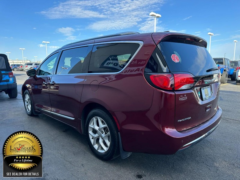 Chrysler Pacifica Vehicle Full-screen Gallery Image 7