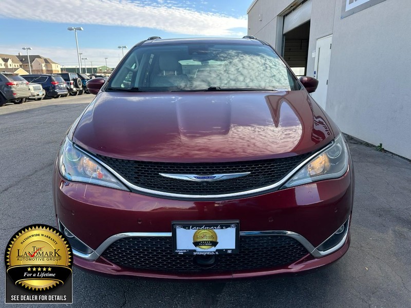 Chrysler Pacifica Vehicle Full-screen Gallery Image 9