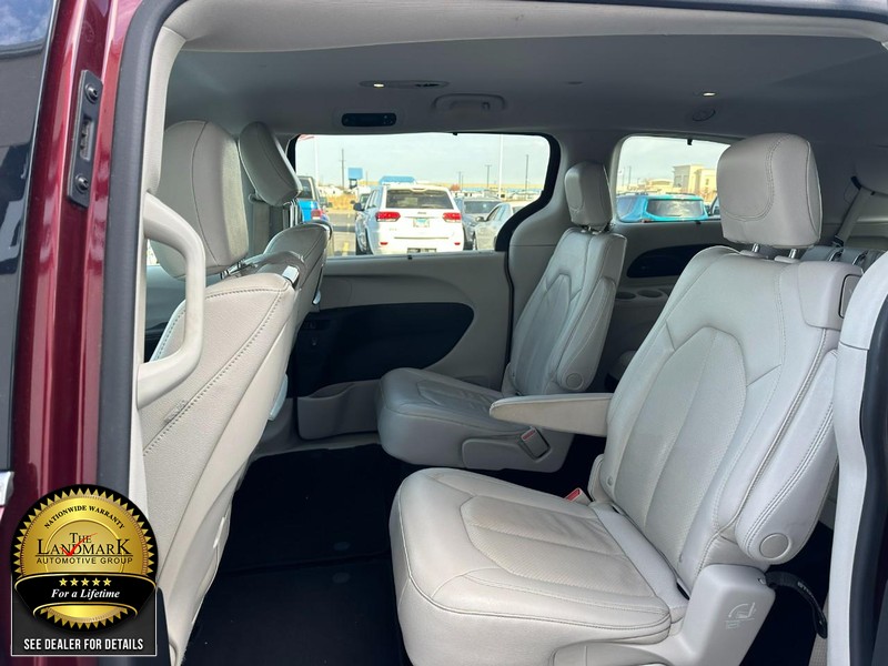 Chrysler Pacifica Vehicle Full-screen Gallery Image 10