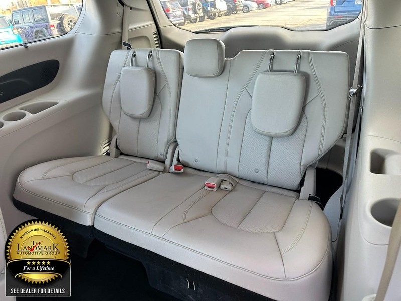 Chrysler Pacifica Vehicle Full-screen Gallery Image 11