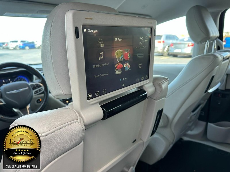 Chrysler Pacifica Vehicle Full-screen Gallery Image 12