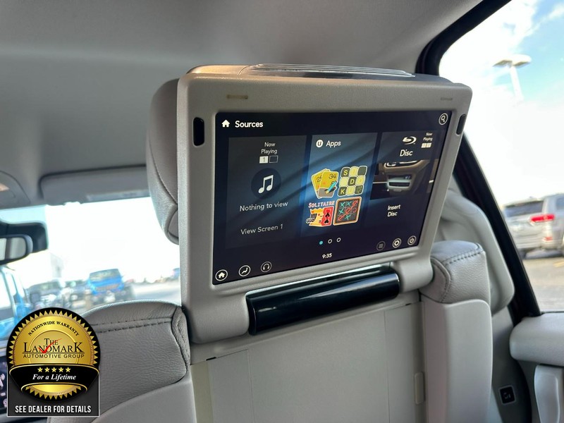 Chrysler Pacifica Vehicle Full-screen Gallery Image 13