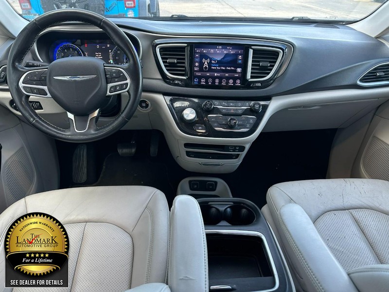 Chrysler Pacifica Vehicle Full-screen Gallery Image 14