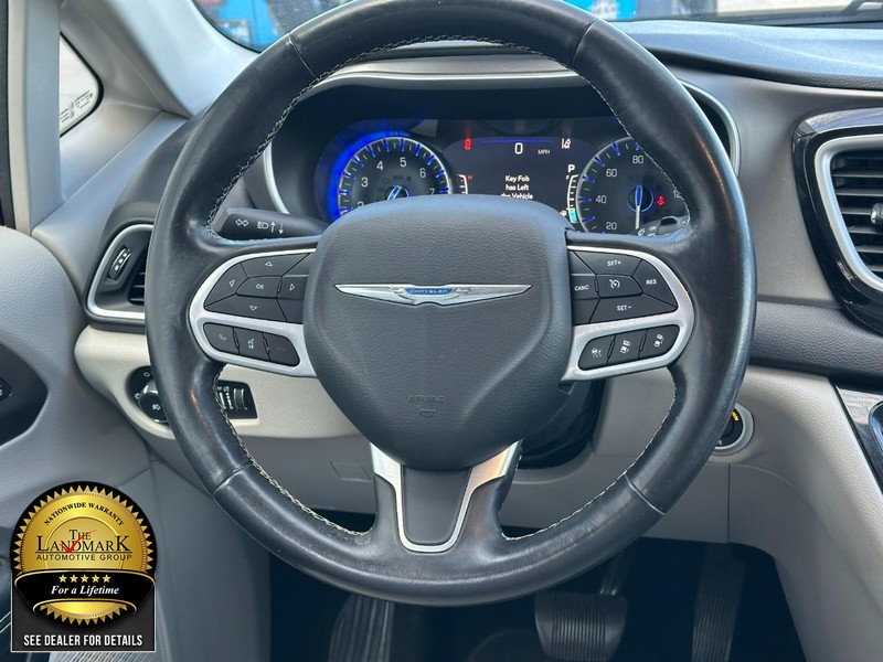 Chrysler Pacifica Vehicle Full-screen Gallery Image 15