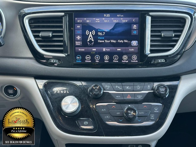 Chrysler Pacifica Vehicle Full-screen Gallery Image 16