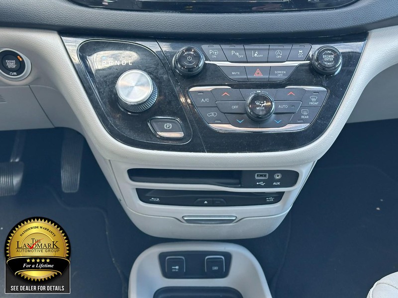 Chrysler Pacifica Vehicle Full-screen Gallery Image 17
