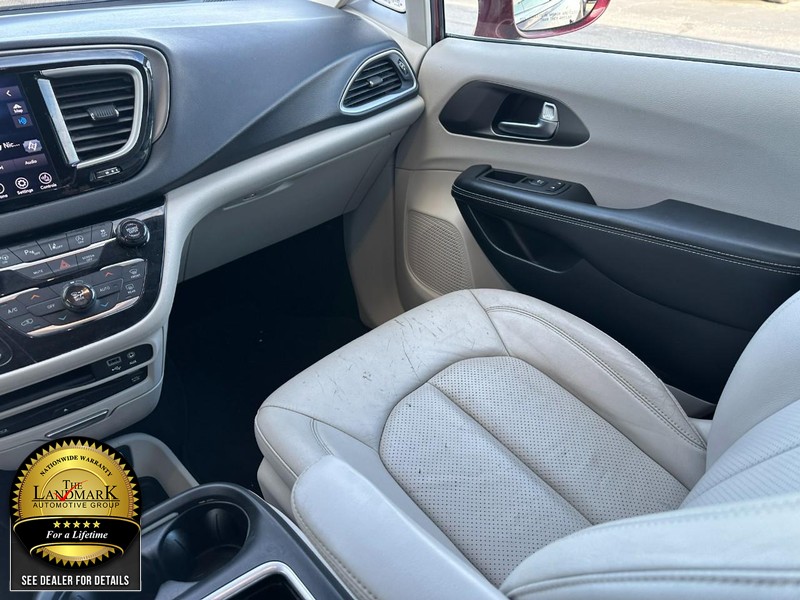 Chrysler Pacifica Vehicle Full-screen Gallery Image 18