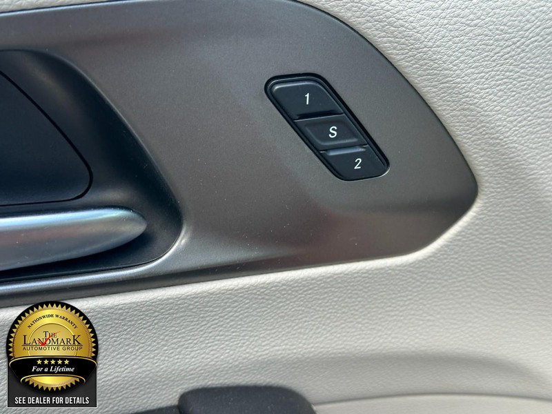 Chrysler Pacifica Vehicle Full-screen Gallery Image 20